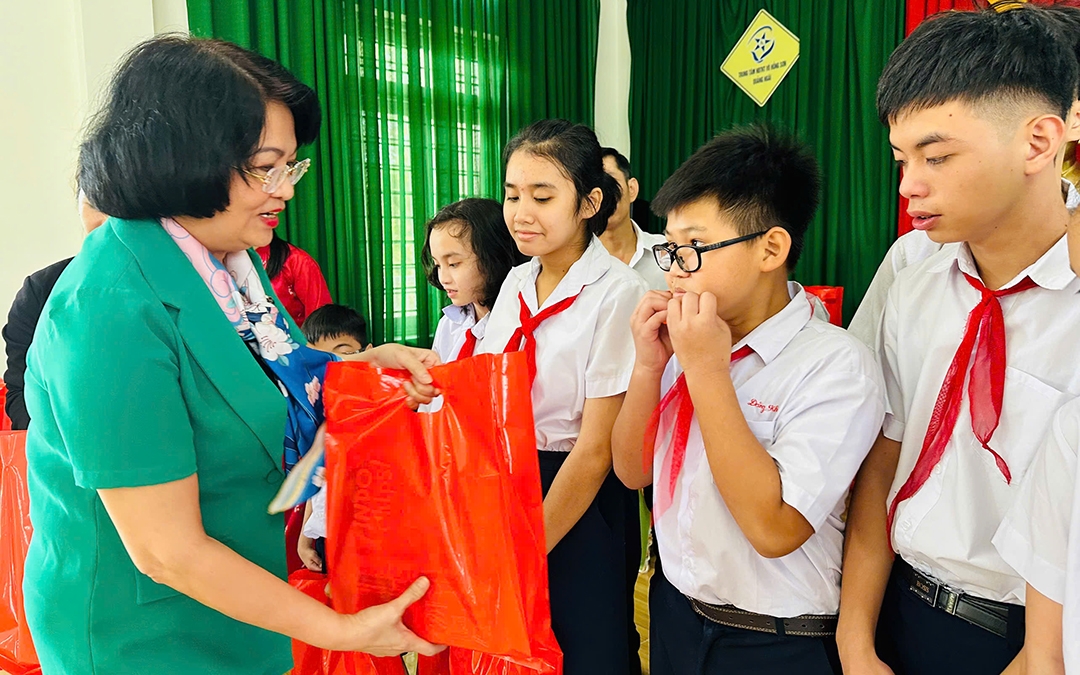 Bà Đặng Thị Ngọc Thịnh thăm trung tâm nuôi dạy trẻ khuyết tật ở Quảng Ngãi
